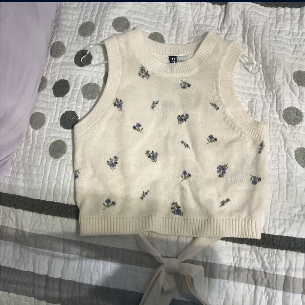 Cream knitted top From H&M never been worn tag still on.